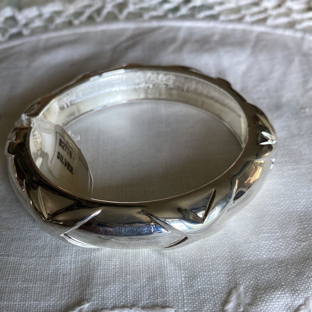 NWOT SEQUIN rd bracelet w/embossed “x” around it. $30 - Picture 1 of 5